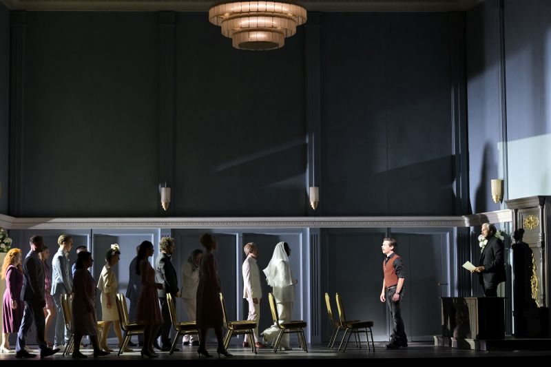v.l.n.r. Ensemble, gefolgt in Weiß v.l.n.r. Jonas Müller (Guglielmo), Kelsey Lauritano (Dorabella) sowie Magnus Dietrich (Ferrando) und Liviu Holender (Don Alfonso) in "Così fan tutte", Oper Frankfurt 2025 (Foto: © Barbara Aumüller)