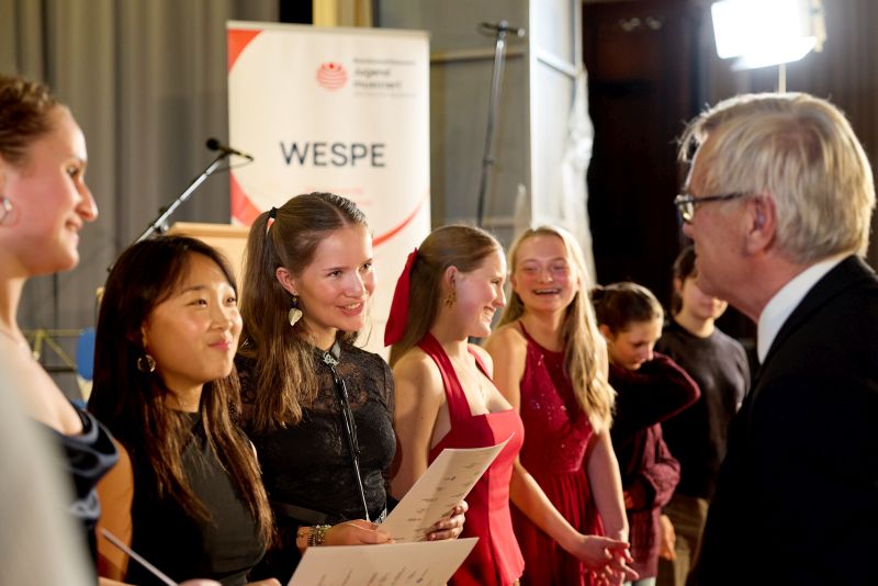 Wochenende der Sonderpreise, Urkunden-Übergabe durch den Juryvorsitzenden Wolfgang Graef (Foto: © Oliver Borchert / DMR)