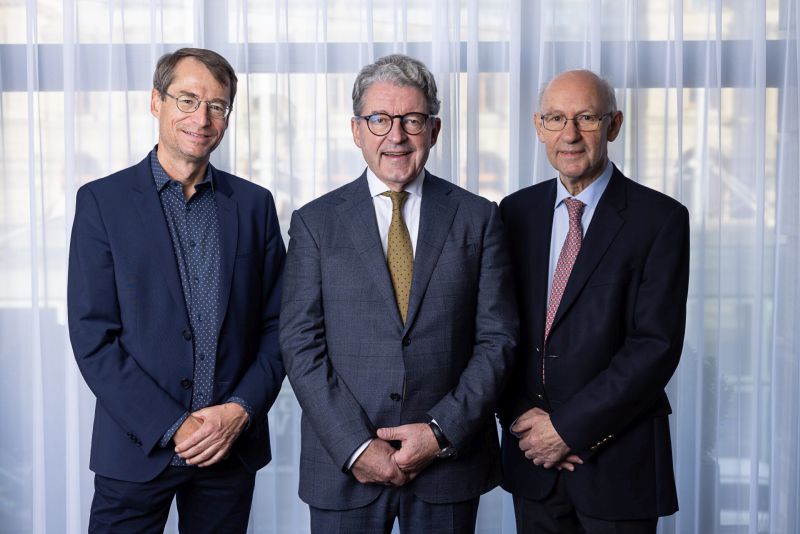 v.l.n.r.: Christoph Müller (designierter Künstlerischer Leiter ab 2027), Heinz Brand (Präsident Stiftung Kunst & Musik, Klosters), David Whelton (aktueller Künstlerischer Leiter) (Foto: © Michael Calabro)