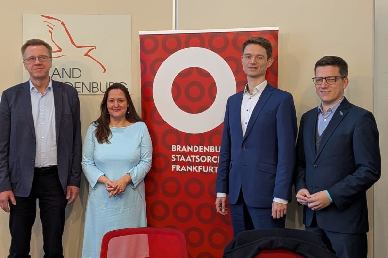 v.l.n.r.: Ministerin Manja Schüle, BSOF-Intendant Roland Ott, Dirigent Felix Mildenberger, Frankfurts Bürgermeister Claus Junghanns (Foto: © MWFK)