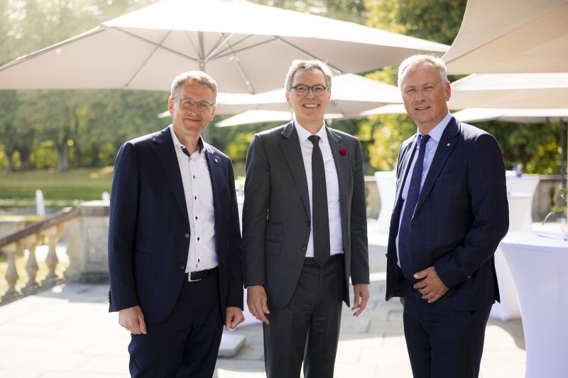 Christian Kuhnt, Intendant des Schleswig-Holstein Musik Festivals (M.), mit Ministerpräsident Daniel Günther (l.) und SHMF-Stiftungsvorsitzendem Matthias Boxberger (Foto: © Agentur 54° Felix König)